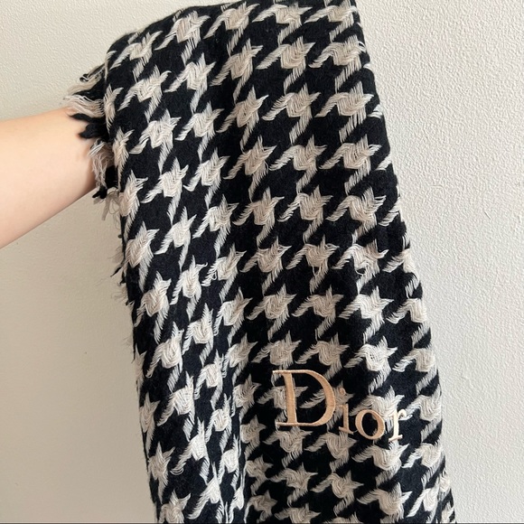 (SOLD)Christian Dior Houndstooth Tweed Wool Light Scarf - Picture 3 of 11